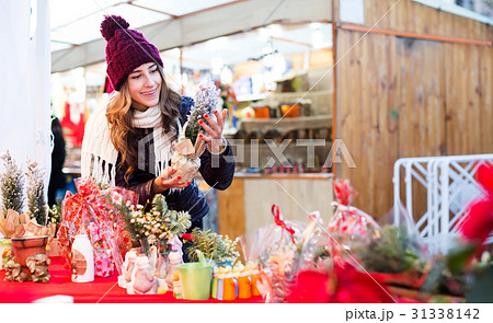 Girl buying Christmas floral compositions 31338142