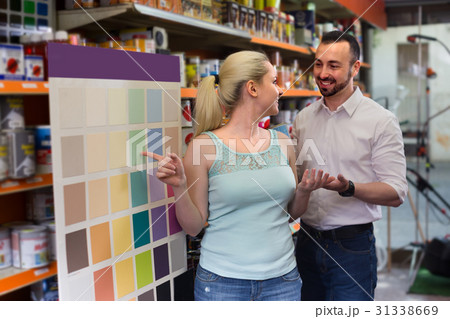 couple selectibg paint color 31338669