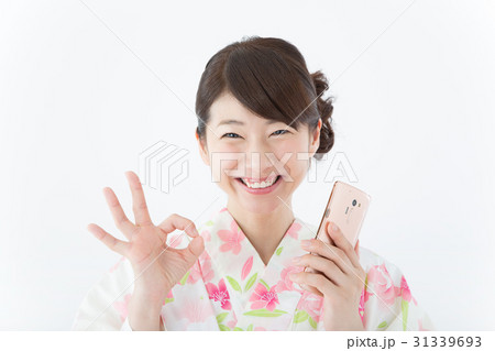 浴衣の女性(スマートフォン)  31339693