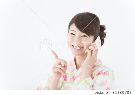 浴衣の女性(スマートフォン)  31339702