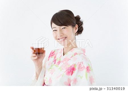 浴衣の女性(麦茶)  31340019