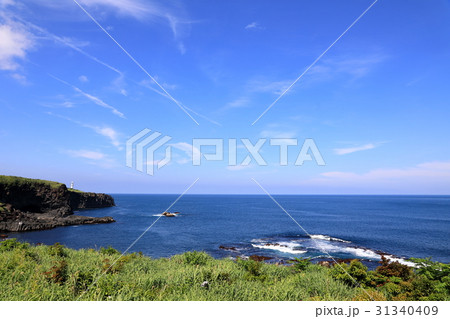 灯台と三宅島の海 灯台と三宅島の海 31340409