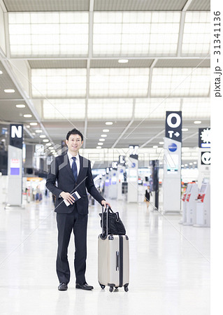 ビジネスマン(空港イメージ) ビジネスマン(空港イメージ) 31341136