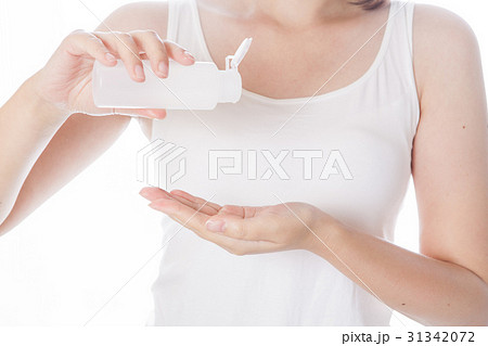 化粧水を手に取る女性の写真素材
