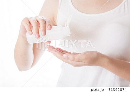 化粧水を手に取る女性 化粧水を手に取る女性 31342074