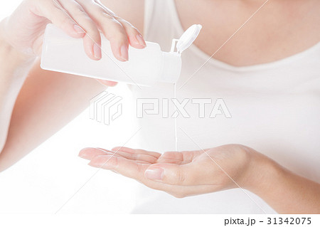 化粧水を手に取る女性 31342075