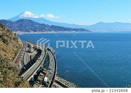 静岡県　薩埵峠からの富士山と海の風景 31343608