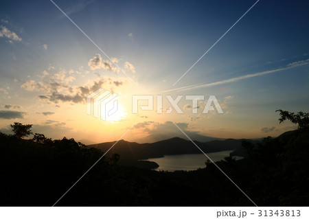 箱根の夕景・夕日と芦ノ湖 31343813