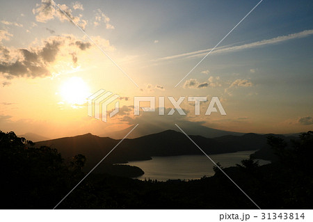 箱根の夕景・夕日と芦ノ湖 31343814