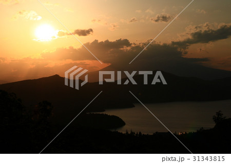 箱根の夕景・夕日と芦ノ湖 31343815