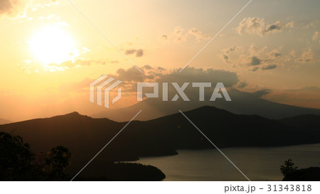 箱根の夕景・夕日と芦ノ湖 31343818