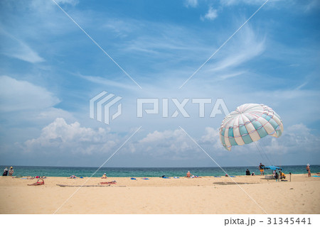 parasailing on the beach, summer holiday background 31345441