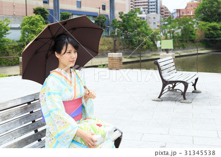 夏のイメージ ベンチに腰掛ける浴衣姿の若い女性 夏のイメージ ベンチに腰掛ける浴衣姿の若い女性 31345538