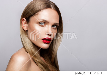 Beautiful young model with red lips Beautiful young model with red lips 31346016