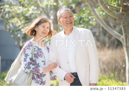 笑顔で寄り添うシニア夫婦 31347383