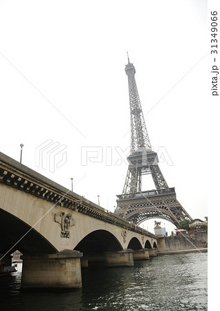 セーヌ川に架かるイエナ橋とエッフェル塔 31349066