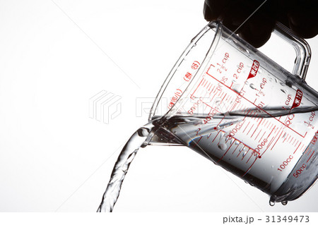 計量カップと水 計量カップと水 31349473