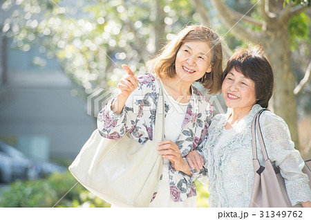 笑顔のシニア女性 2人 笑顔のシニア女性 2人 31349762