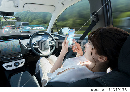 自動運転車に乗る女性 31350138