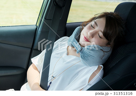 運転席で眠る女性 31351316