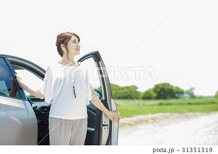 車を降りる女性 31351319
