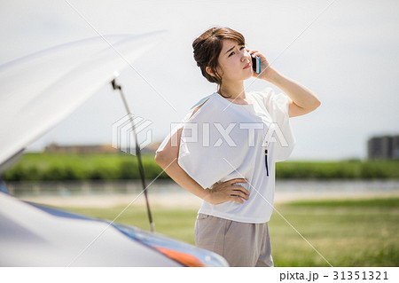 故障車と女性ドライバー 31351321