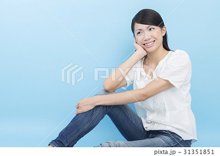 若い女性　カジュアル　ブルー背景 31351851