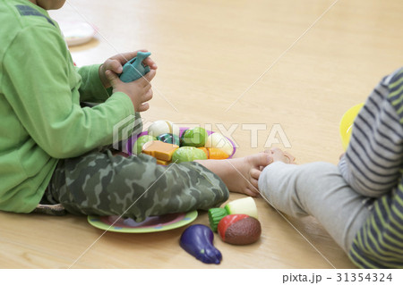 室内で遊ぶ子供 31354324