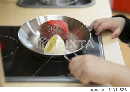 室内で遊ぶ子供 室内で遊ぶ子供 31354328