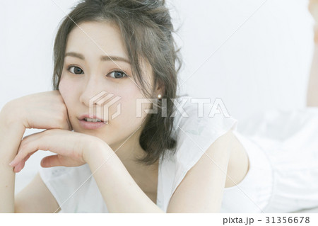 パジャマの女性 31356678