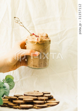 Melts ice cream with raspberries in a glass jar. 31357112