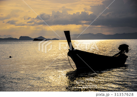 silhouette fishing boat 31357628