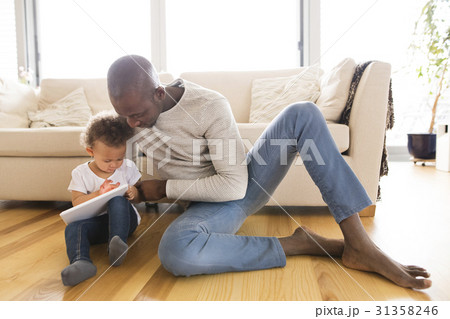 Afro-american father with little daughter at home 31358246