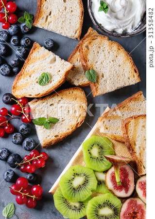 Dessert sandwiches with berries Dessert sandwiches with berries 31358482