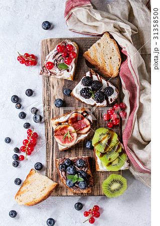 Dessert sandwiches with berries Dessert sandwiches with berries 31358500