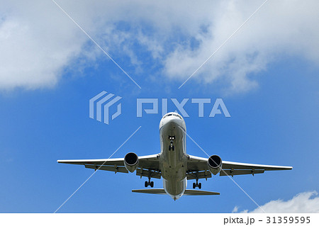 着陸する旅客機 31359595