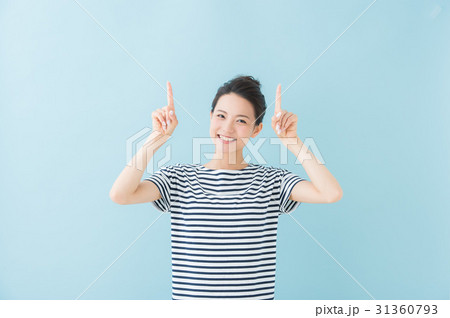 20代の女性（青背景） 31360793