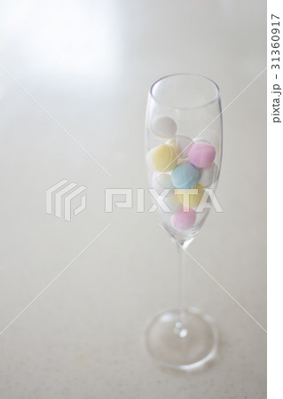 グラスにラムネ菓子 31360917