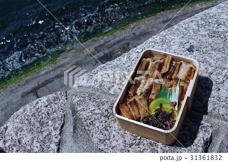 宮島名物あなご飯を海沿いで 31361832