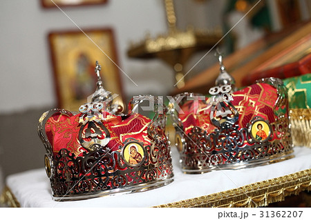 two crowns for wedding 31362207