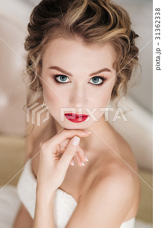 Gentle portrait of bride blonde 31362338