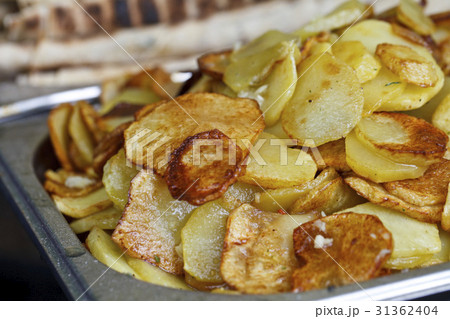 juicy fried potatoes 31362404