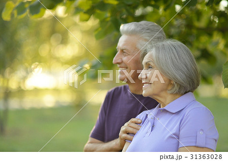 senior couple hugging  31363028
