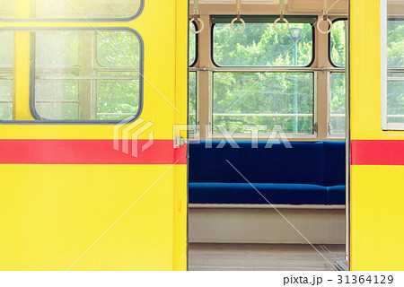 路面電車の開いたドアの写真素材