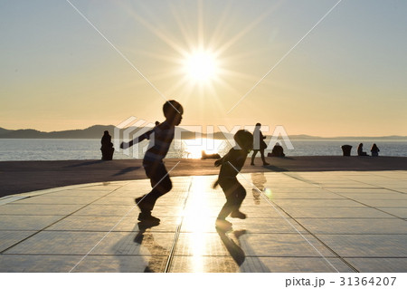 夕日とシルエット 31364207