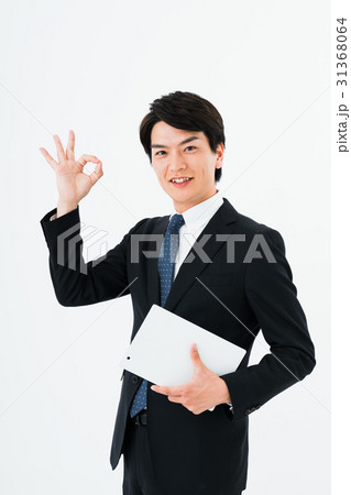 ビジネスマン（タブレット） 31368064