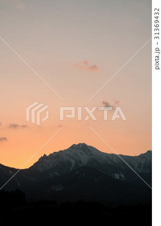 シルエットに浮かぶ美しい八ヶ岳の夕景の写真素材
