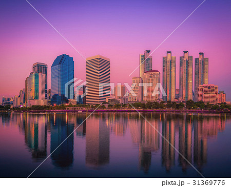 Cityscape image of  Benchakitti Park at sunset 31369776
