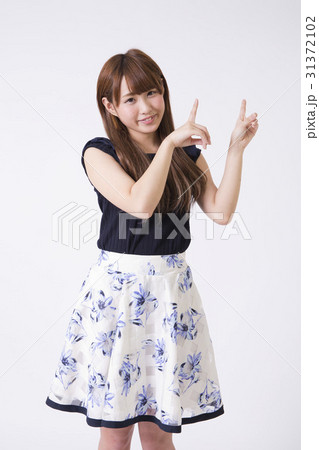 女の子 両手指差し 31372102