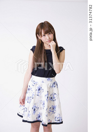 女の子 悩み中 女の子 悩み中 31374782